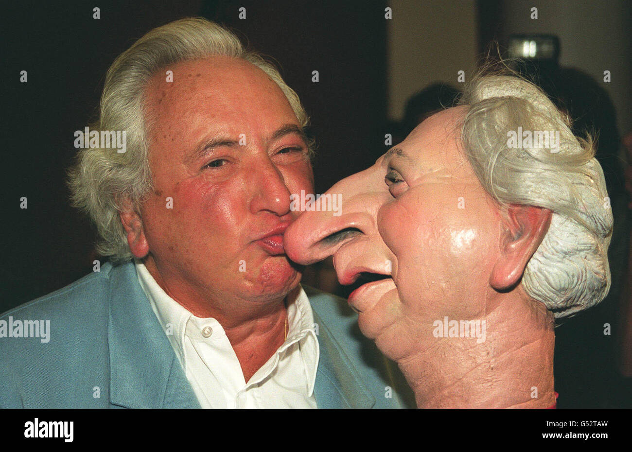 Michael Winner, regista e critico di ristoranti, è stato riunito con il suo burattino in una festa di congedo celebrità per la vecchia serie tv a Sotheby a Londra, dopo che duecento burattini sono andati sotto il martello durante una vendita di 14 giorni organizzata da Sotheby's. * ...di New Bond Street, Londra. Foto Stock