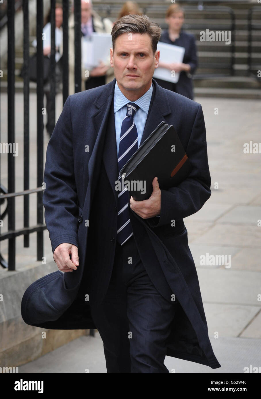 Keir Starmer, direttore dei pubblici ministeri, lascia la High Court di Londra dopo aver dato prova all'indagine Leveson sugli standard di stampa. Foto Stock