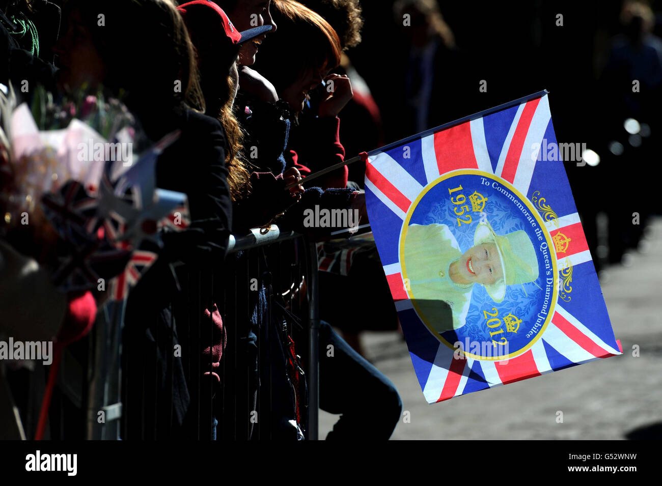 I tifosi reali aspettano che la regina Elisabetta II arrivi alla York Minster per il servizio Royal Maundy. Foto Stock