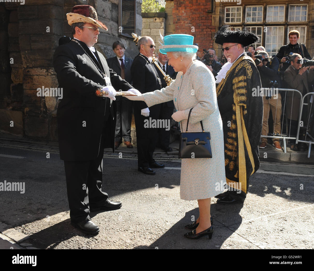 La regina Elisabetta II tocca la spada Sigismondo tenuta dal portatore di spada Dean Leighton-Eshelby quando arriva a Micklegate Bar, York, prima del Royal Maundy Service a York Minster per il servizio Royal Maundy. Foto Stock