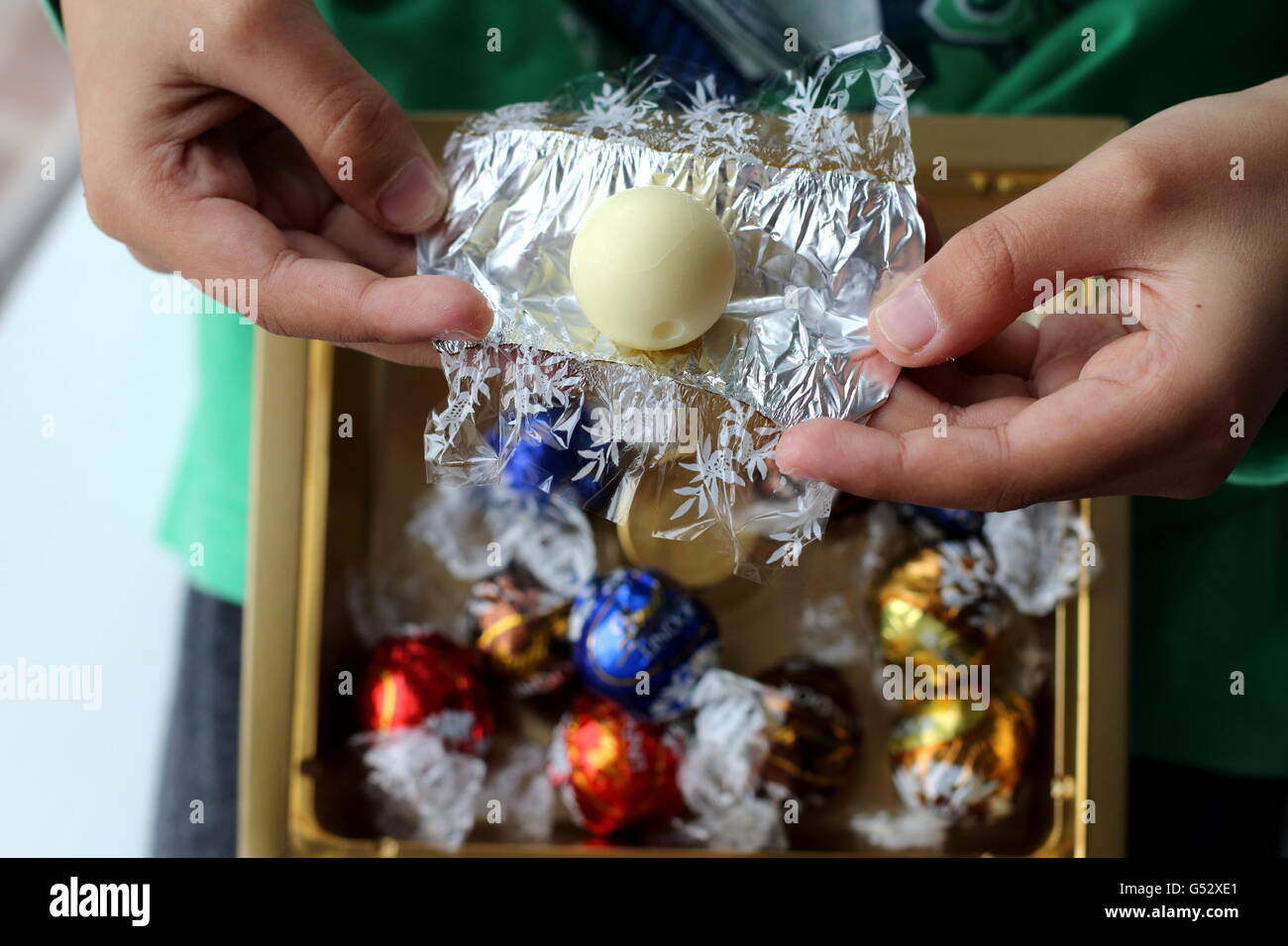 Close up scorporato Lindt Lindor cioccolato bianco Foto Stock