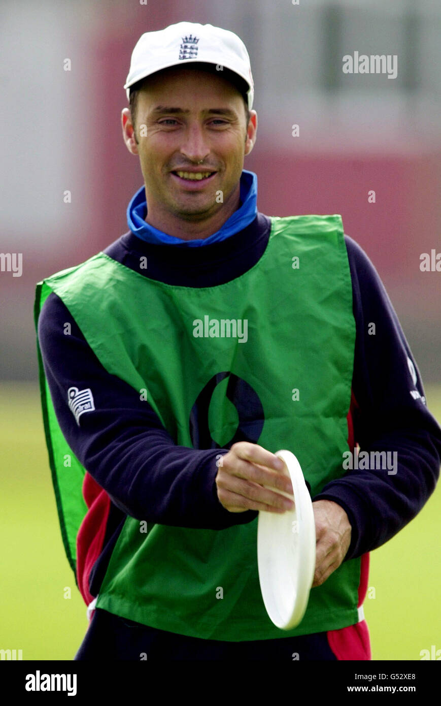 Capitano Nasser Hussain alla pratica netta a Edgbaston. Ha presentato all'Inghilterra un problema di selezione dichiarandosi adatto per la partita contro lo Zimbabwe nella NatWest Triangular Cricket Series. *... Hussain è disponibile per la prima volta da quando ha smesso di giocare il pollice per l'Essex in una partita della National League a Trent Bridge il 24 giugno, dopo aver attraversato un faticoso test di fitness e una sessione di rete. Foto Stock