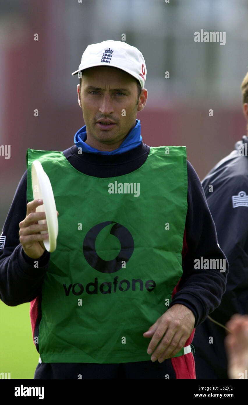 Il Capitano d'Inghilterra Nasser Hussain pratica in rete a Edgbaston, dove ha presentato all'Inghilterra un problema di selezione dichiarandosi idoneo per la partita contro lo Zimbabwe nella NatWest Triangular Series. * Hussain è disponibile per la prima volta da quando ha spezzato il pollice giocando per Essex in una partita della National League a Trent Bridge il 24/6/00, dopo aver attraversato un test di idoneità e una sessione di rete strenui. Foto Stock