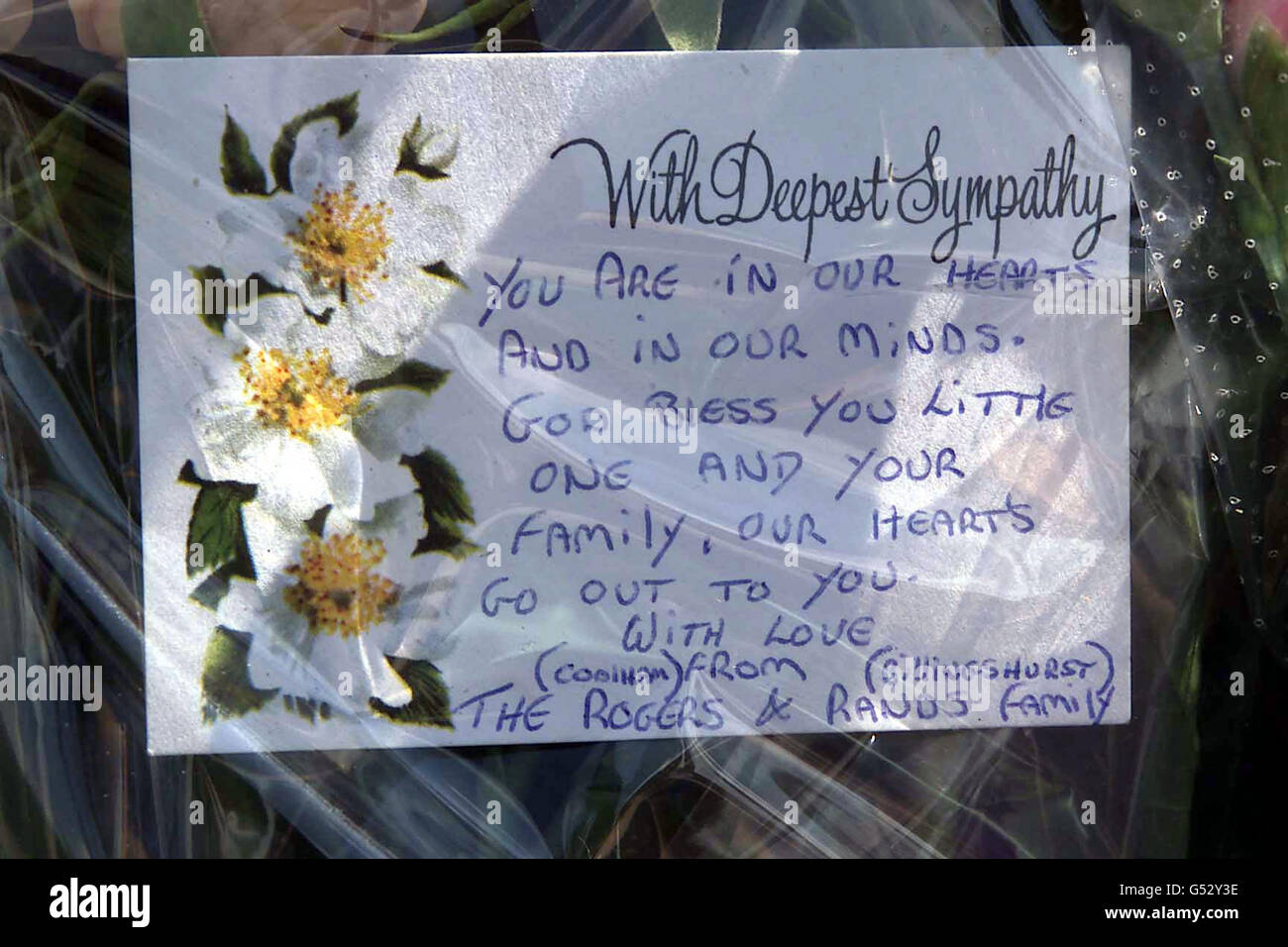 Una carta lasciata con fiori dalla A29, dove il corpo di una giovane ragazza è stato trovato in un campo a nord di Pulborough in Sussex. Si ritiene che sia quello di perdere otto anni Sarah Payne che è scomparso sedici giorni fa mentre si gioca vicino a casa del nonno. Foto Stock