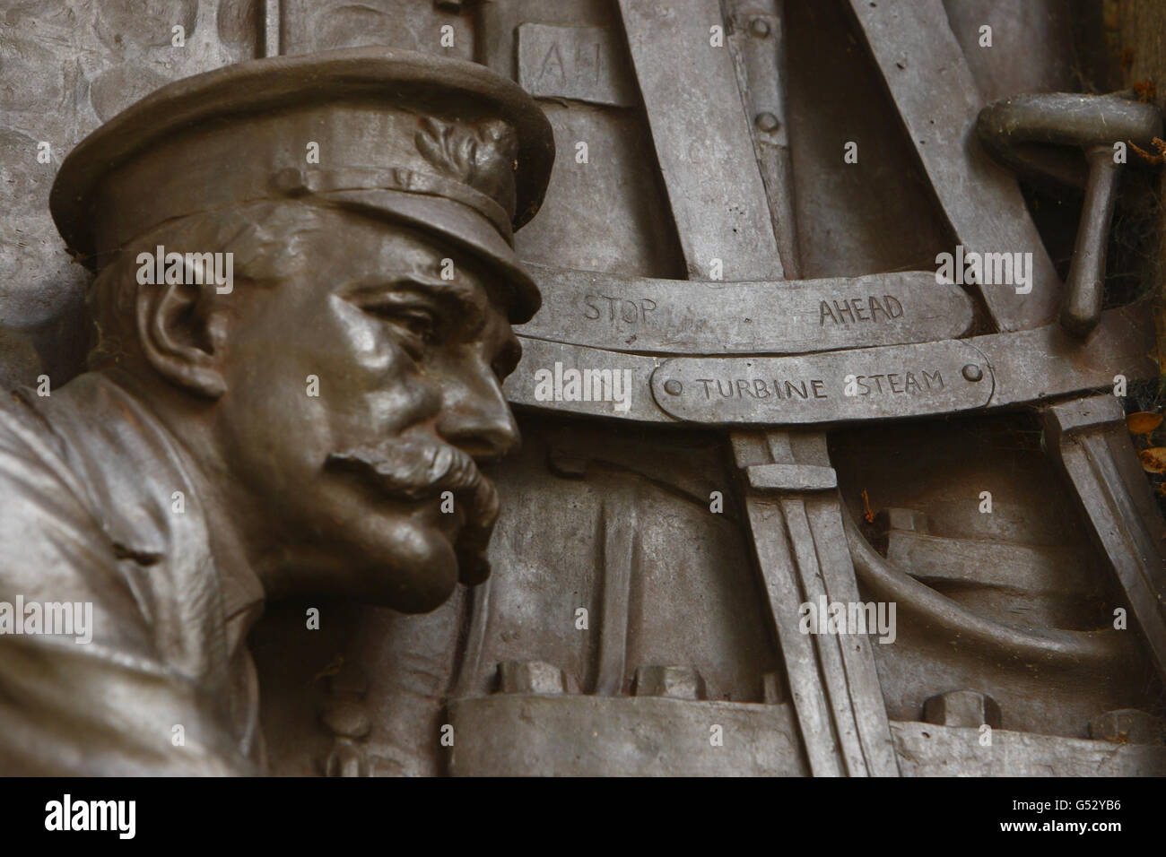 Il Titanic Engineer's Memorial di Southampton, il più grande monumento commemorativo della città. Il RMS Titanic salpò dalla città nel suo fatidico viaggio transatlantico a New York il 10 aprile 1912. Foto Stock