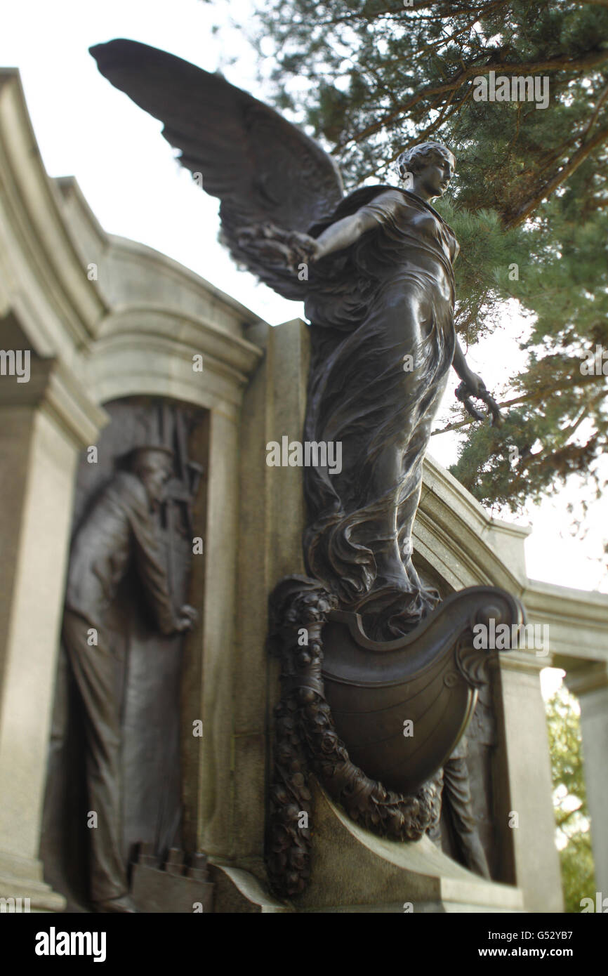 Il Titanic Engineer's Memorial di Southampton, il più grande monumento commemorativo della città. Il RMS Titanic salpò dalla città nel suo fatidico viaggio transatlantico a New York il 10 aprile 1912. Foto Stock