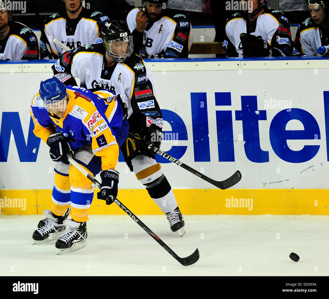 Hull Stingrays Dominic Osman (a sinistra) e Nottingham Panthers David Alexandra Beauregaurd battaglia per il puck durante la partita di semifinale Play Off alla Capital FM Arena di Nottingham. Foto Stock