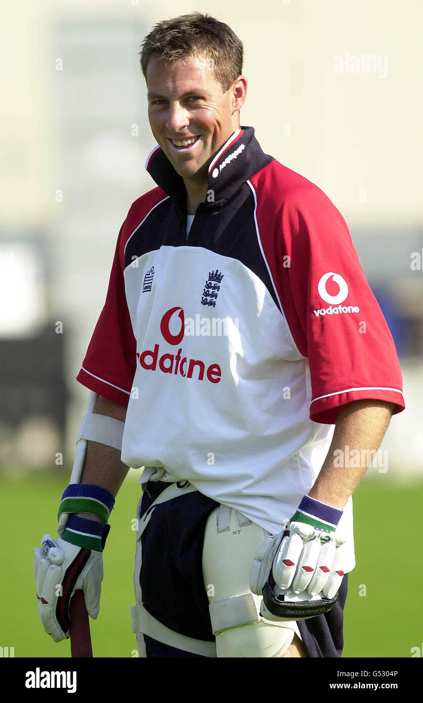 Il nuovo arrivato del team di cricket inglese e l'apertura di batsman Marcus Trescoshick durante le prove nette al Lords Cricket Ground di Londra, davanti alla finale della NatWest Triangle Series contro lo Zimbabwe il 22/7/00. * 24/7/2000: Trescoshick aprirà per l'Inghilterra quando debutterà il Test contro le West Indies a Old Trafford. Trescothick sostituisce Mark Ramprakash in cima all'ordine in una squadra di 13 uomini per il terzo Test a Manchester una settimana il giovedì e sicuramente suonerà secondo il presidente dei selettori David Graveney Foto Stock