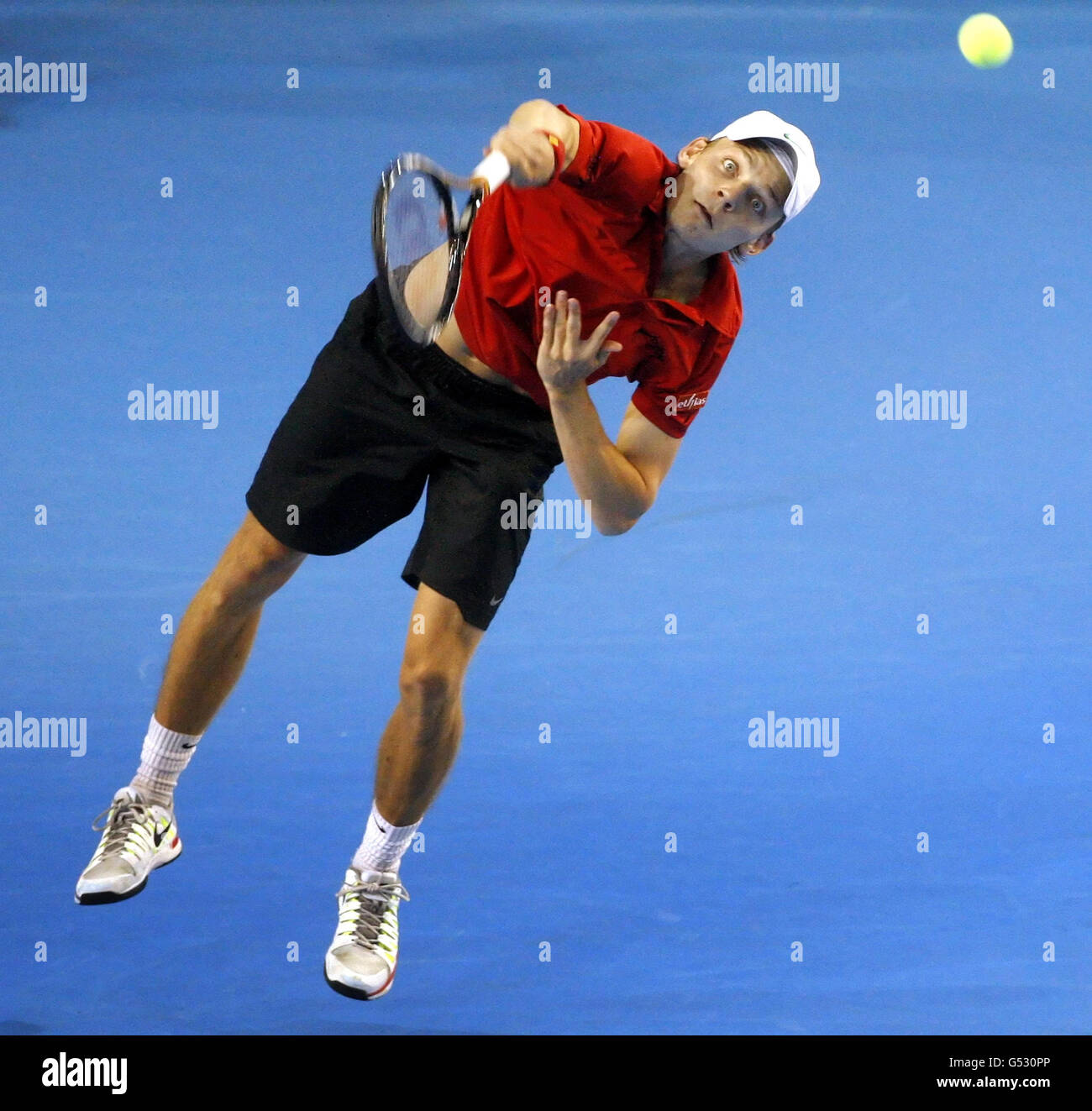David Goffin belga in azione contro Josh Goodman della Gran Bretagna durante il terzo giorno della Coppa Davis alla Braehead Arena di Glasgow. Foto Stock