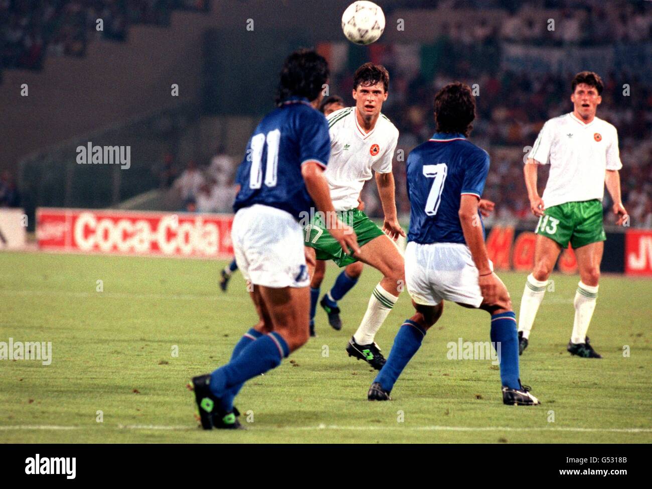 PARTITA DI CALCIO DELLA COPPA DEL MONDO DELLA QUARTA FINALE. NIALL QUINN DI EIRE È INTRAPPOLATO TRA FERNANDO DE NAPOLI (11) E PAOLO MALDINI Foto Stock