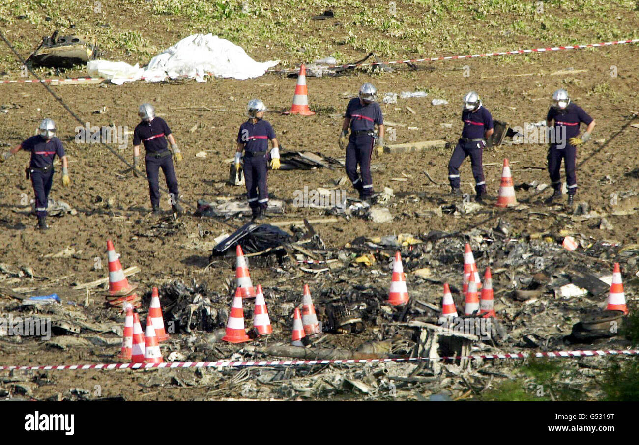 I servizi di emergenza francesi vagliano il relitto dei resti dell'aereo Air France Concorde fuori Parigi. Ogni bollard, si crede, denota dove resti del corpo sono stati trovati. Foto Stock
