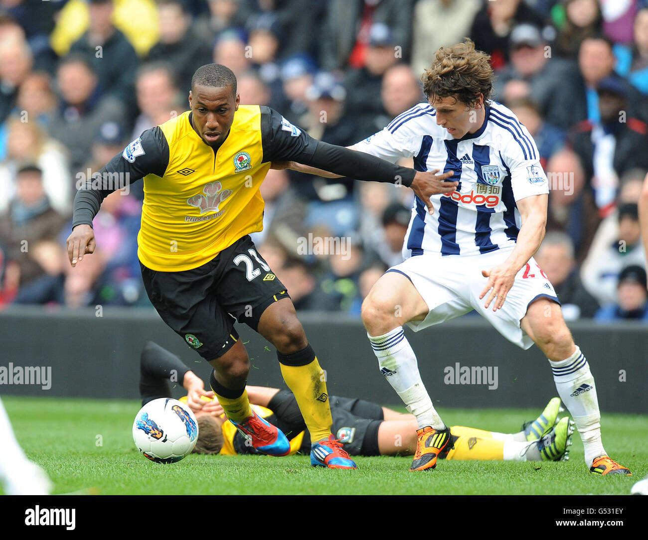 West Bromwich Albion's Billy Jones e Blackburn Rover Junior Hoilett Foto Stock