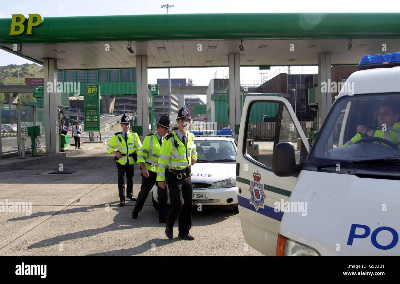 Gli agenti di polizia si trovano in una stazione di servizio al porto di dover, Kent, in attesa di un blocco di massa di camion che non si è mai materializzato. Era previsto che fosse parte dell'interruzione organizzata della giornata "pompa a vuoto", quando gli automobilisti sono invitati a non rifornirsi di benzina. * come protesta contro i prezzi elevati del carburante. Foto Stock