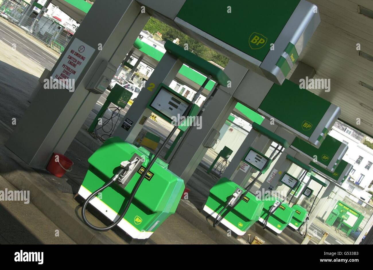 Un distributore di benzina vuoto al porto di dover, Kent, dove gli automobilisti sono sollecitati a 'scaricare la pompa' giorno, a non riempire di benzina come una protesta contro i prezzi elevati del carburante. * 16/8/2000: I gruppi di automobilisti hanno esortato il governo a ridurre le tasse sulla benzina dopo le previsioni secondo cui i prezzi aumenteranno fino a 5 p al litro quando il costo del greggio salirà al suo livello più alto per un decennio. Il prezzo di un barile di greggio è aumentato da meno di 20 dollari 13.33 a più di 32 dollari 21.33 in un anno. Foto Stock