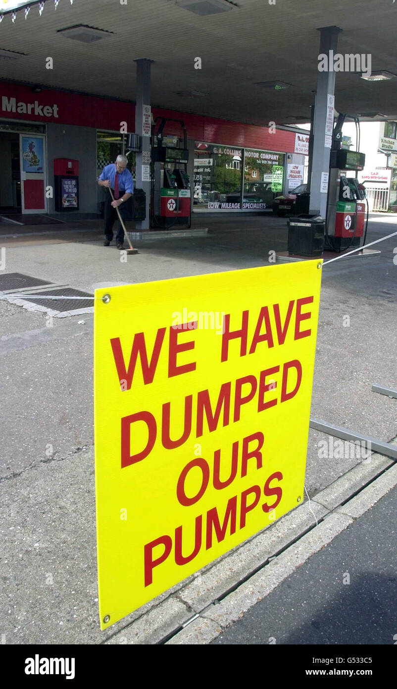 Una stazione di servizio a Shirley, Solihull, si chiude agli automobilisti a sostegno della campagna 'Dump the Pump'. Gli automobilisti sono esortati a non riempirsi di benzina, come protesta contro l'alta tassa sulla benzina. Foto Stock