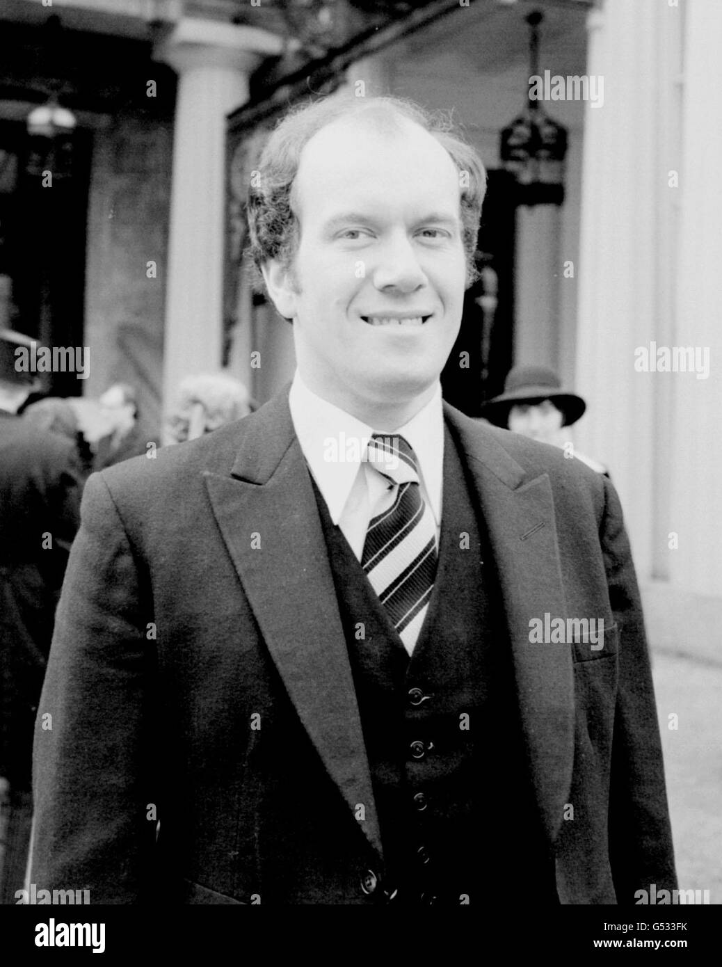 Pianista John Lill a Buckingham Palace dopo aver ricevuto la sua OBE. 1/8/2000: Il virtuoso di 56 anni fece schiantare le dita con un coltello dopo che i pugnali lo aggirarono poche ore dopo aver suonato per la Regina Madre. * il noto specialista di Beethoven, è stato attaccato da due muggers in una verde Hampstead Street, a nord-ovest di Londra. Foto Stock