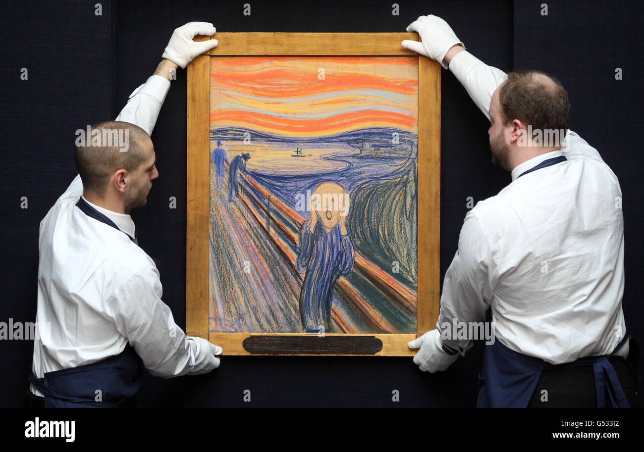 I membri dello staff di Sotheby appendono lo Scream, del pittore norvegese Edvard Munch, prima di essere esposti presso gli uffici centrali di Londra della casa d'aste. Foto Stock
