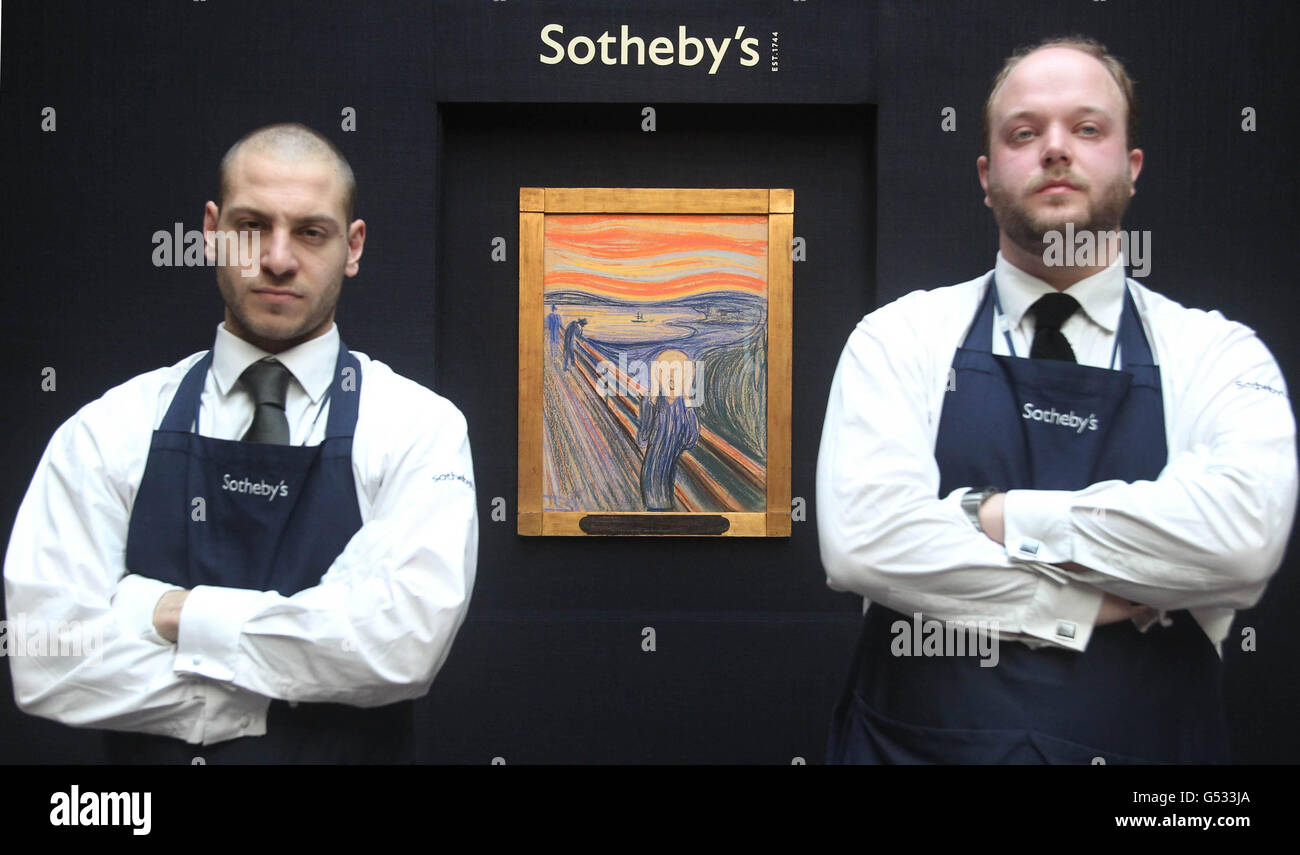 I membri dello staff di Sotheby sono al riparo dello Scream, del pittore norvegese Edvard Munch, come viene mostrato negli uffici centrali di Londra della casa d'aste. Foto Stock
