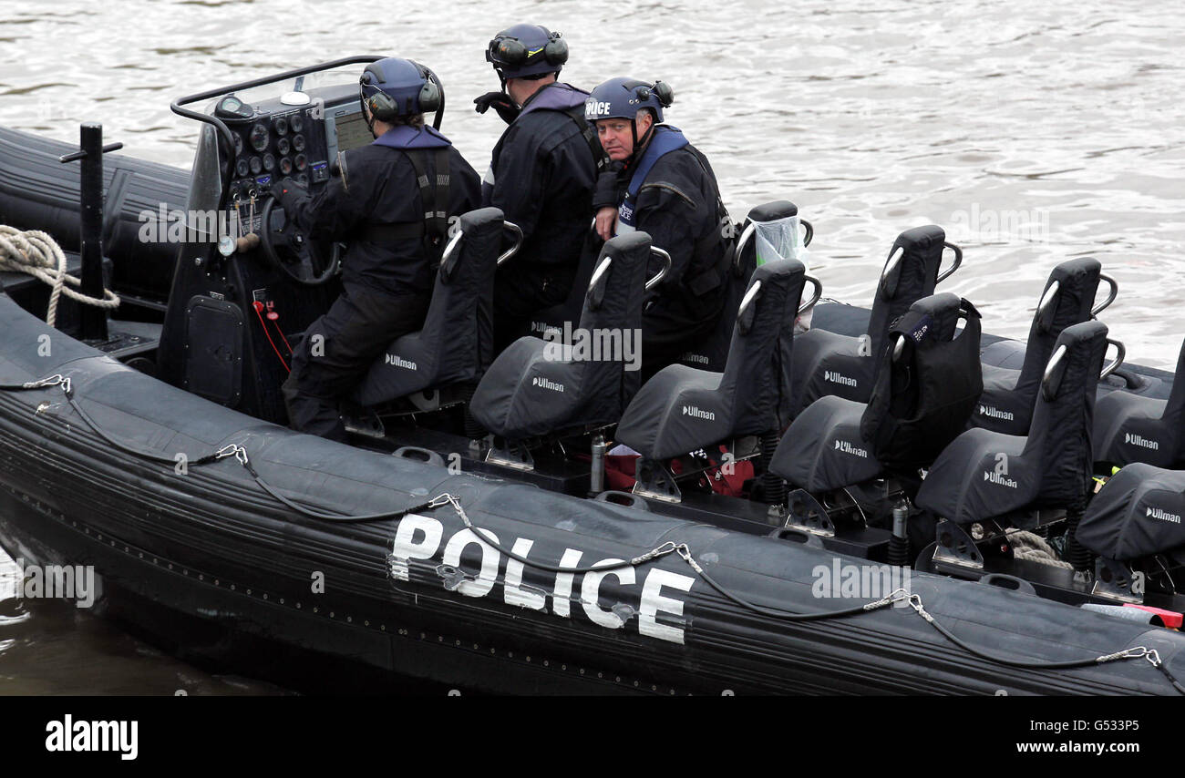 Una barca di polizia sul Tamigi al Ponte di Chiswick. Foto Stock