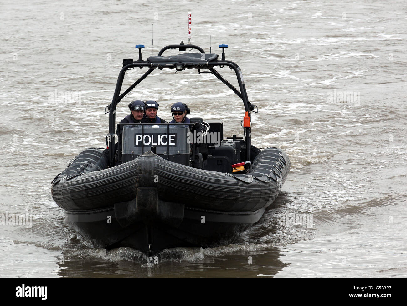 Stock di barche della polizia. Una barca di polizia sul Tamigi al Ponte di Chiswick. Foto Stock