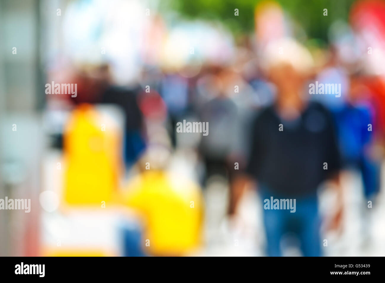 Strada urbana con pedoni fuori fuoco, irriconoscibile la gente di tutti i giorni in ambiente urbano Foto Stock