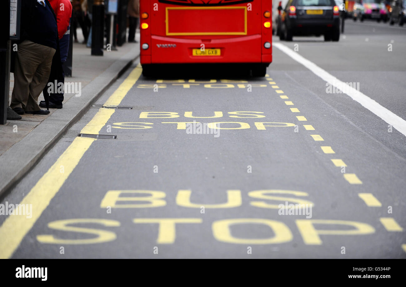 Una foto d'inventario di un autobus a una fermata di Parliament Street a Londra. Foto Stock