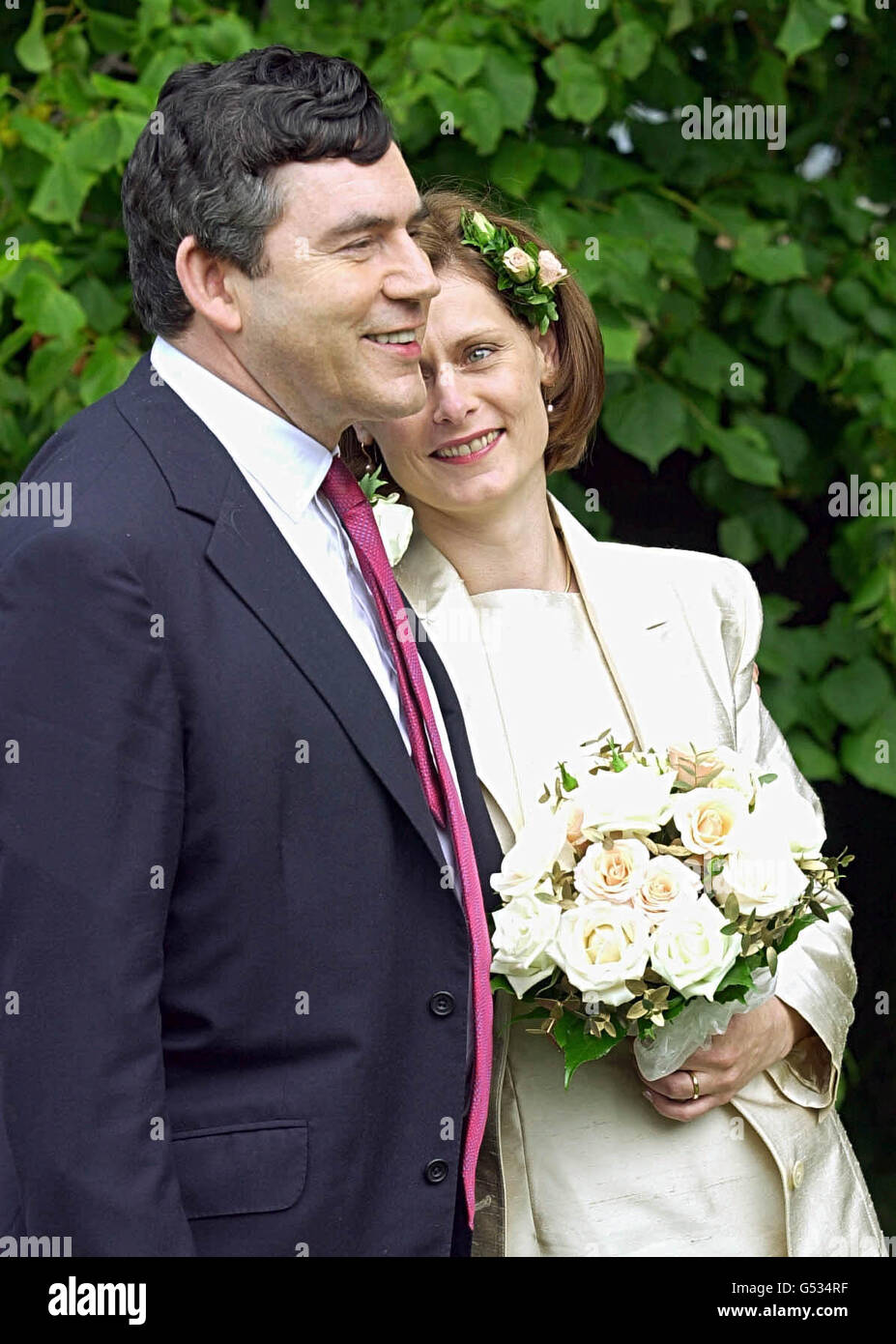 Il Cancelliere Gordon Brown, 49 anni, e sua moglie, l'esecutivo del PR Sarah Macaulay, 36 anni, dopo il loro matrimonio in una piccola cerimonia privata tenuta nella sua casa a North Queensferry, Fife. La coppia ha goduto di un corteggiamento di 6 anni prima del loro matrimonio. Foto Stock
