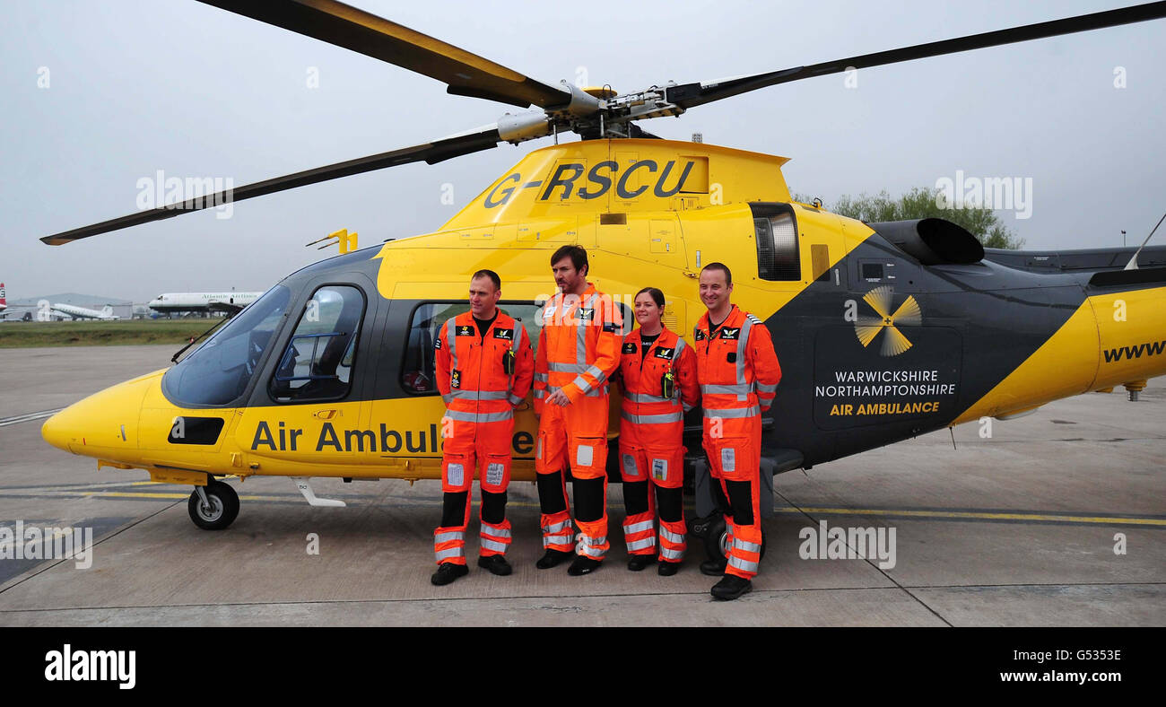 Simon le Bon (seconda a sinistra) con l'equipaggio Air Ambulance ad una telefonata a Coventry Airpot oggi, dove sta assumendo un ruolo di ambasciatore con il Servizio di ambulanza aerea e l'ambulanza aerea dei bambini. Foto Stock