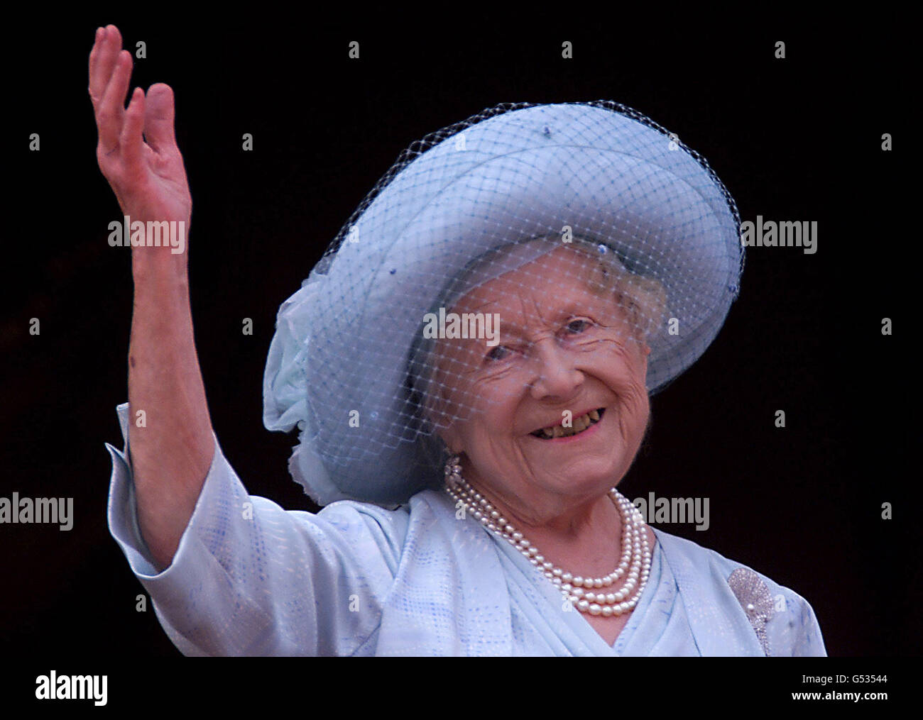 La Regina Elisabetta, la Regina Madre celebra il suo centesimo compleanno dal balcone di Buckingham Palace. Migliaia di persone si sono accorpate per le strade fuori Buckingham Palace per rallegrare la Regina Madre. * il più longevo regale nella storia della monarchia britannica. Foto Stock