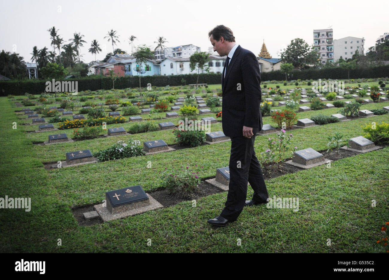 Il primo ministro David Cameron cammina attraverso il cimitero di Htaukkyam a Rangoon, in Birmania, oggi dove i soldati britannici della seconda guerra mondiale sono sepolti. Foto Stock