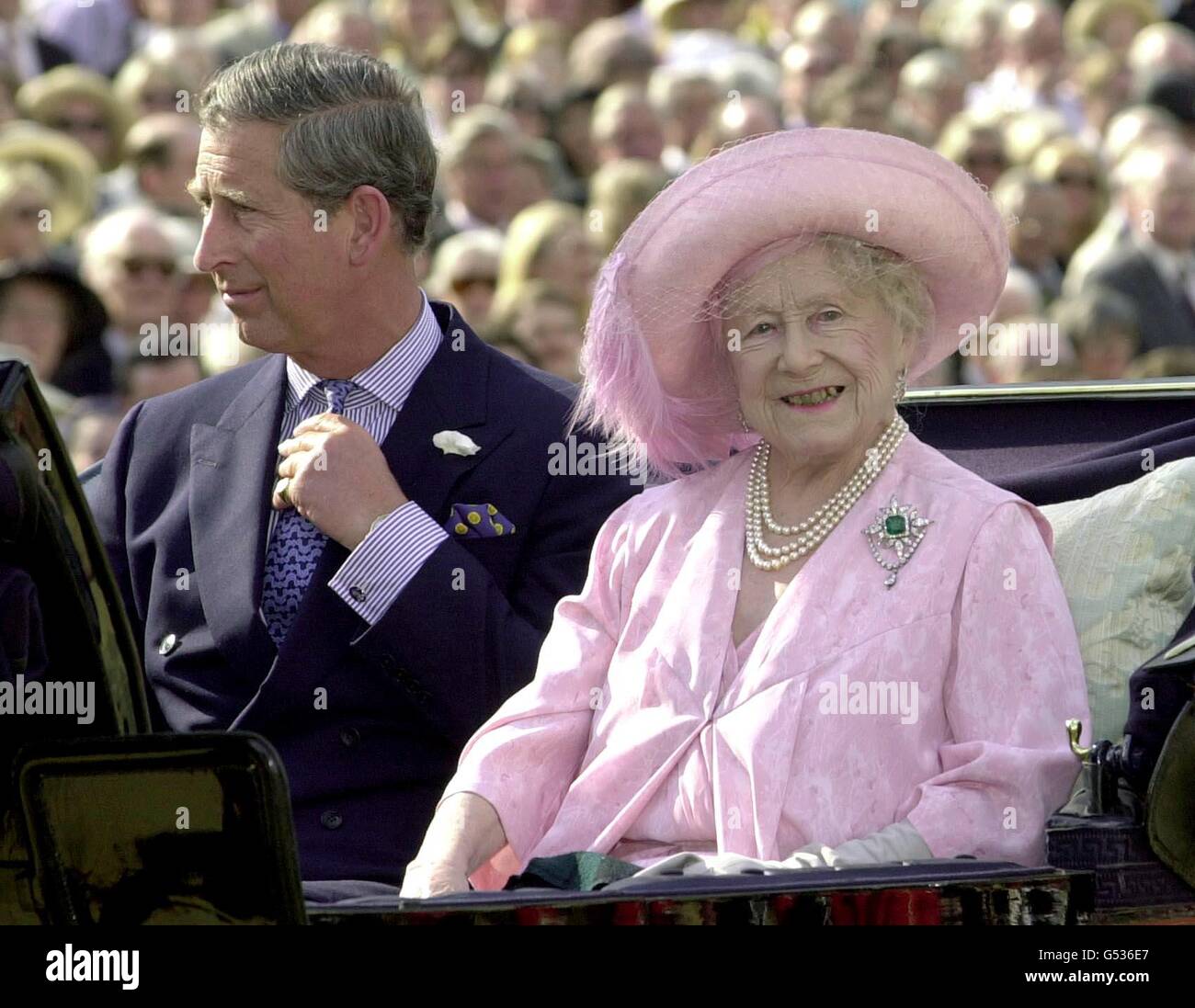 La Regina Madre arriva con suo nipote, il Principe del Galles, per una parata sulla Parata delle Guardie a Cavallo di Londra in occasione del suo centesimo compleanno, il 4/8/00. Circa 1,000 persone, animali e aeromobili partecipano alla vita nazionale della Gran Bretagna. Foto Stock