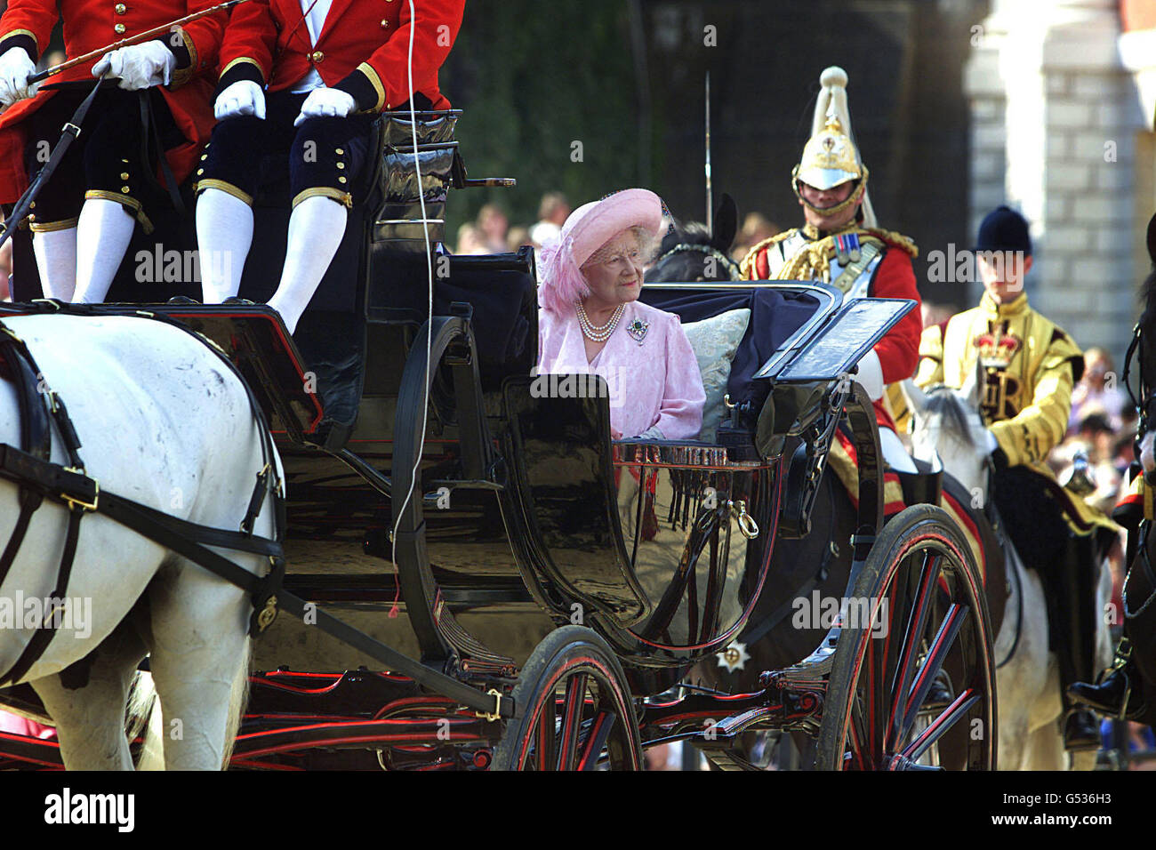 La Regina Madre arriva con suo nipote, il Principe del Galles, per una parata sulla Parata delle Guardie a Cavallo di Londra in occasione del suo centesimo compleanno, il 4/8/00. Circa 1,000 persone, animali e aeromobili partecipano alla vita nazionale della Gran Bretagna. Foto Stock