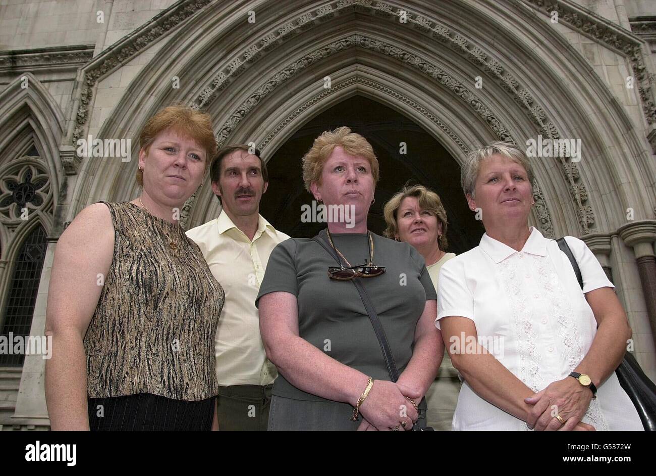 Le famiglie delle vittime del Manchester GP Harold Shipman, che hanno partecipato ad una revisione giudiziaria del caso al di fuori dell'alta Corte di Londra. (L-R) Jane Gaskell, George Hurst, Brenda Hurst, Ann Whelan e Helen Blackwell. Foto Stock