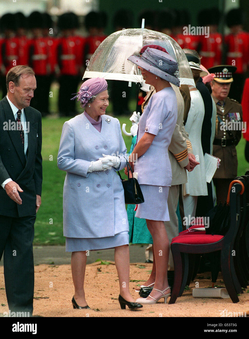 REGINA E PRINCIPESSA DI GALLES: La Regina sorride mentre passa la Principessa di Galles, sorridente anche, a Green Park, Londra, dove si è tenuta una cerimonia per la presentazione di un memoriale ai morti della Guerra del Canada. Foto Stock