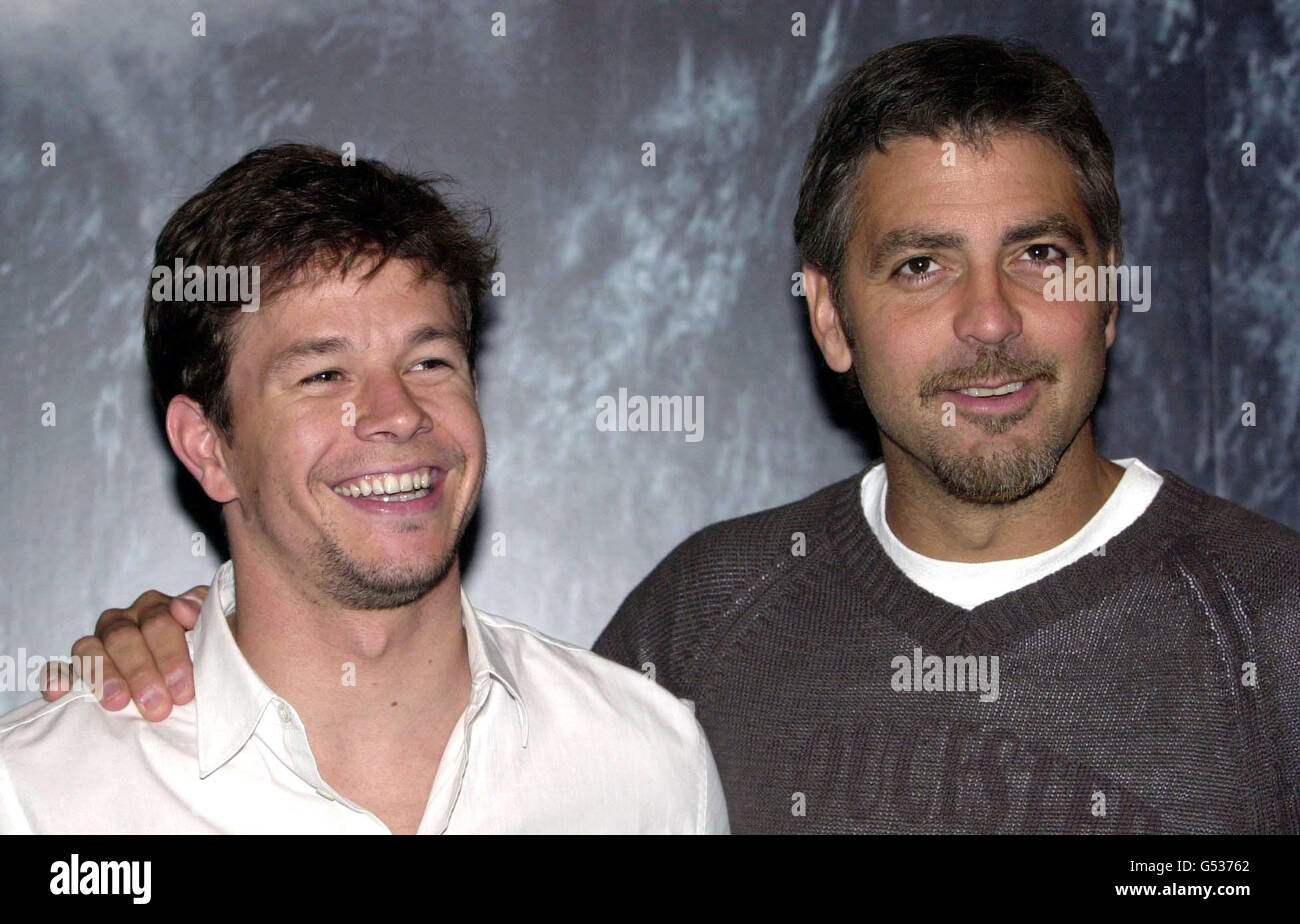 Gli attori americani George Clooney (R) e Mark Wahlberg hanno partecipato alla prima del loro ultimo film 'The Perfect Storm', presso i cinema del Warner Village, Star City, Birmingham. Foto Stock