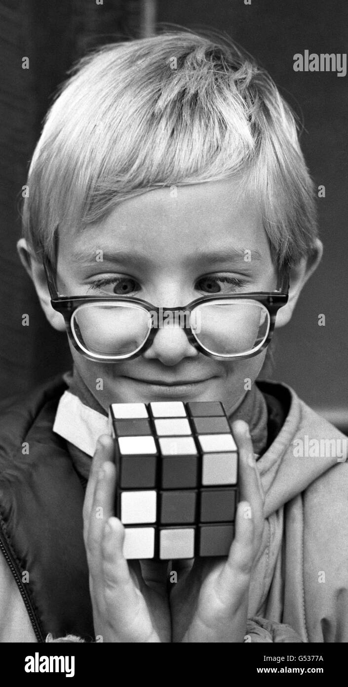 Gli occhi si incrociano allo stand Rubik's Cube, al Festival dei Giochi al coperto della Royal Horticultural Society New Hall, di due giorni, '81. Il cubo si è rivelato un puzzle per Richard Attwater, del 22° Wimbledon Cub Scout Group. Foto Stock