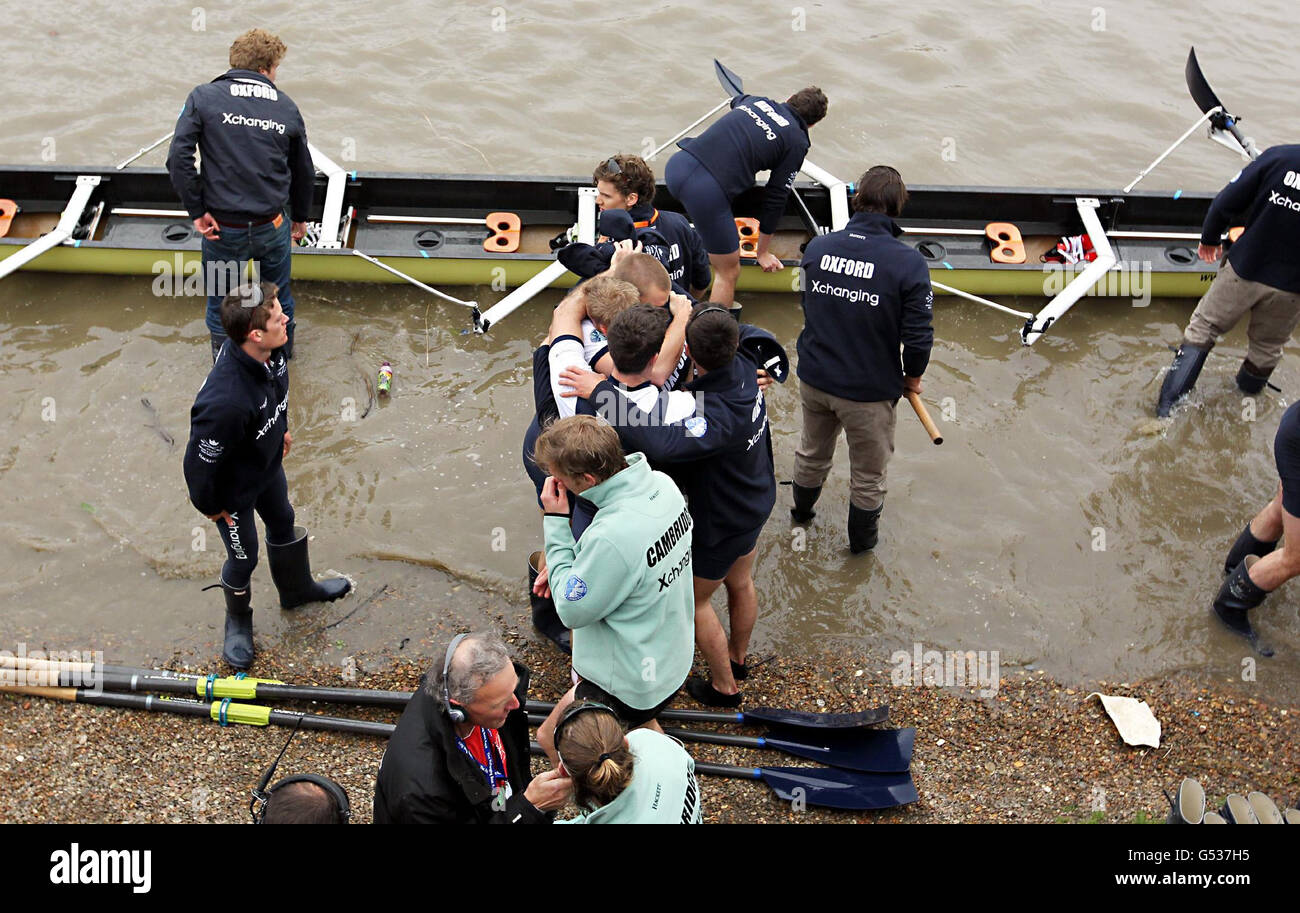 I membri del team di Oxford hanno seguito la 158th Boat Race sul fiume Tamigi, Londra. Foto Stock