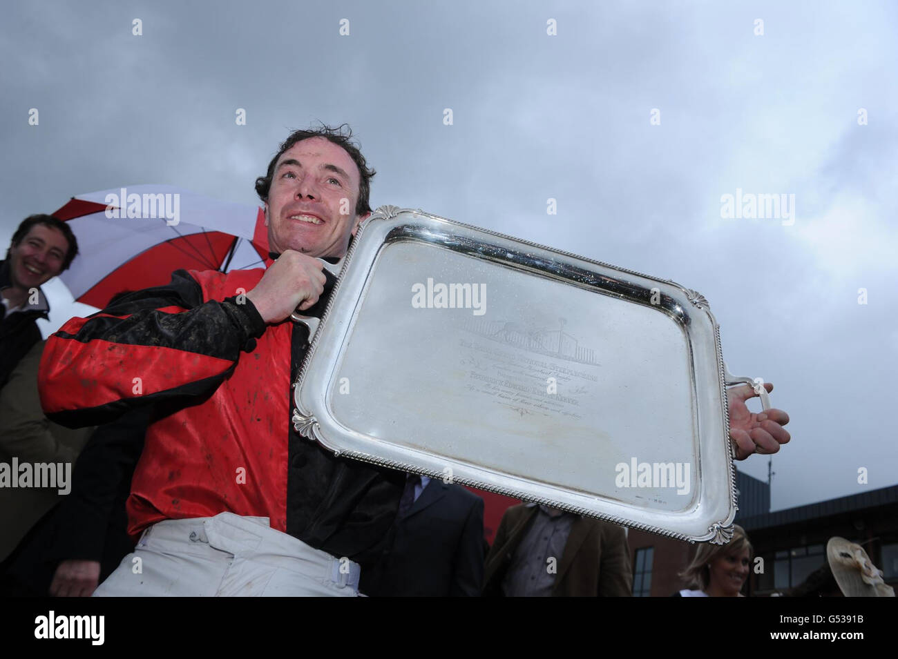 Jockey Andrew Thornton tiene il trofeo aloft dopo aver vinto il Lion na Bearnai nella Ladbrokes Irish Grand National Steeplechase durante il Festival di Pasqua al Fairyhouse Racecourse, Co Meath, Irlanda. Foto Stock