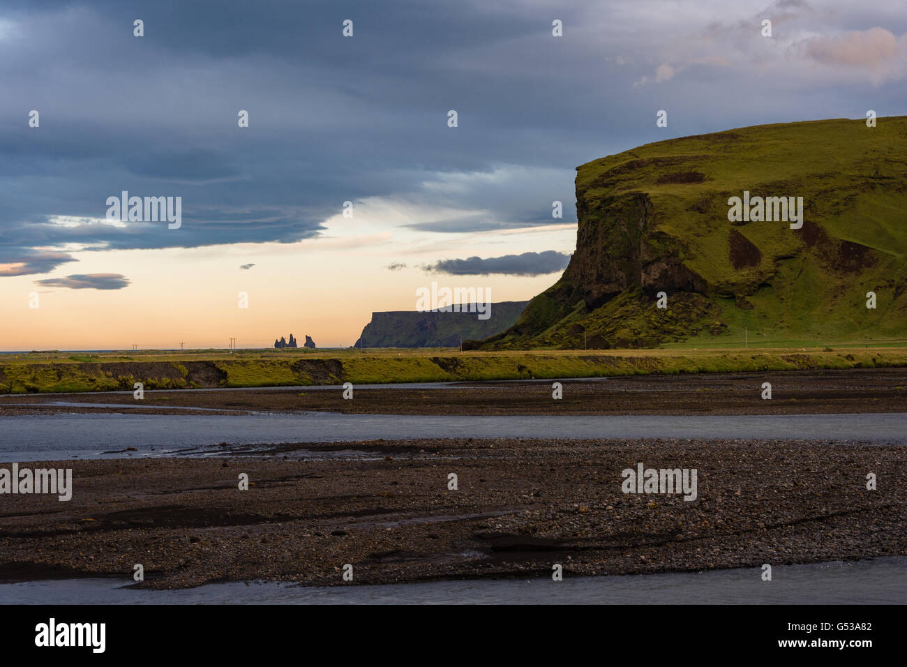 L'Islanda, Suðurland, Vík, costa vicino a Vik al tramonto Foto Stock