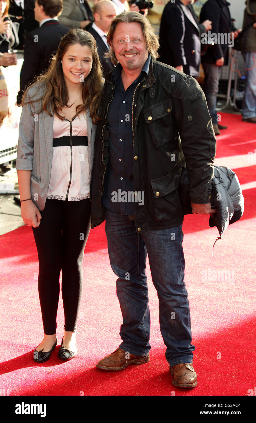 Charlie Boorman e sua figlia Kinvara arrivano per la prima britannica di Salmon Fishing nello Yemen a ODEON Kensington Kensington High Street nella parte ovest di Londra Foto stock Alamy