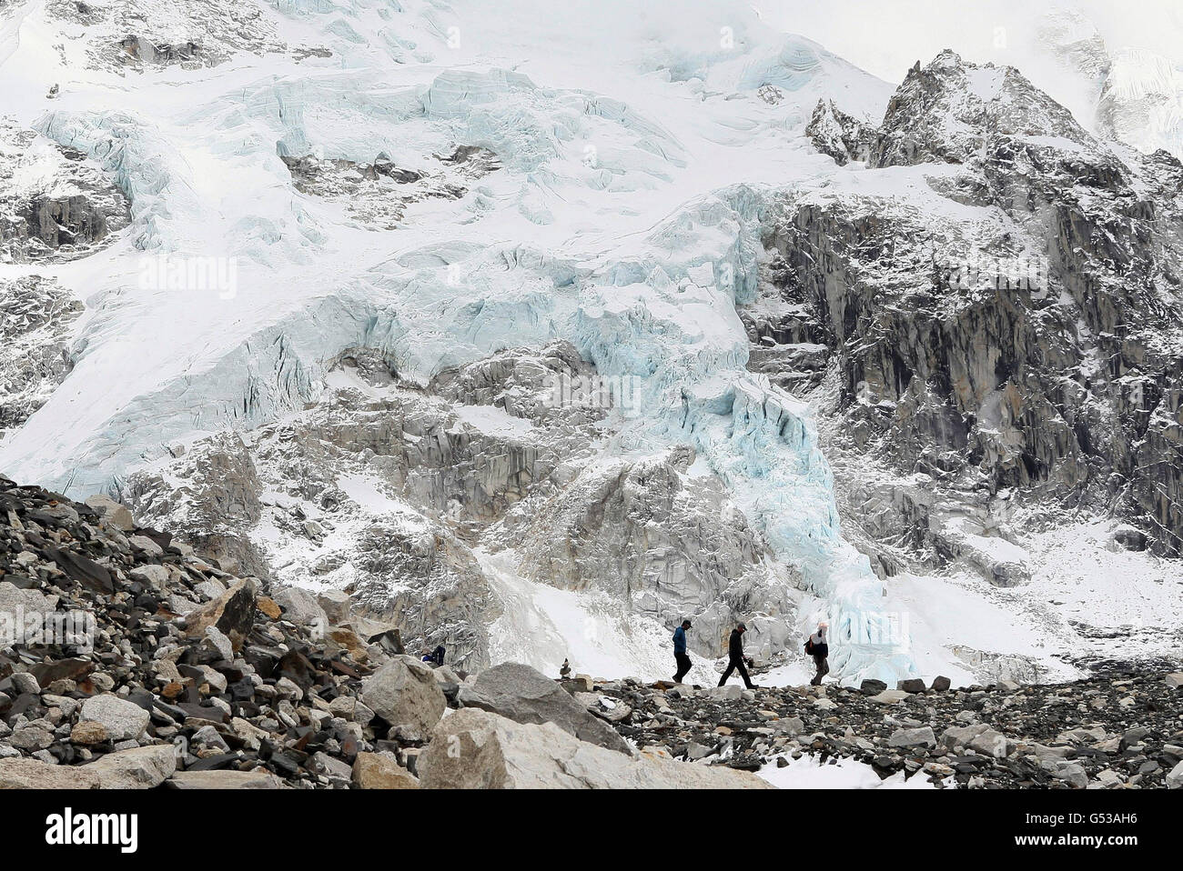 Camminando con la spedizione del Monte Everest ferito. Membri della spedizione Walking with the Wiled Mount Everest al campo base. Foto Stock