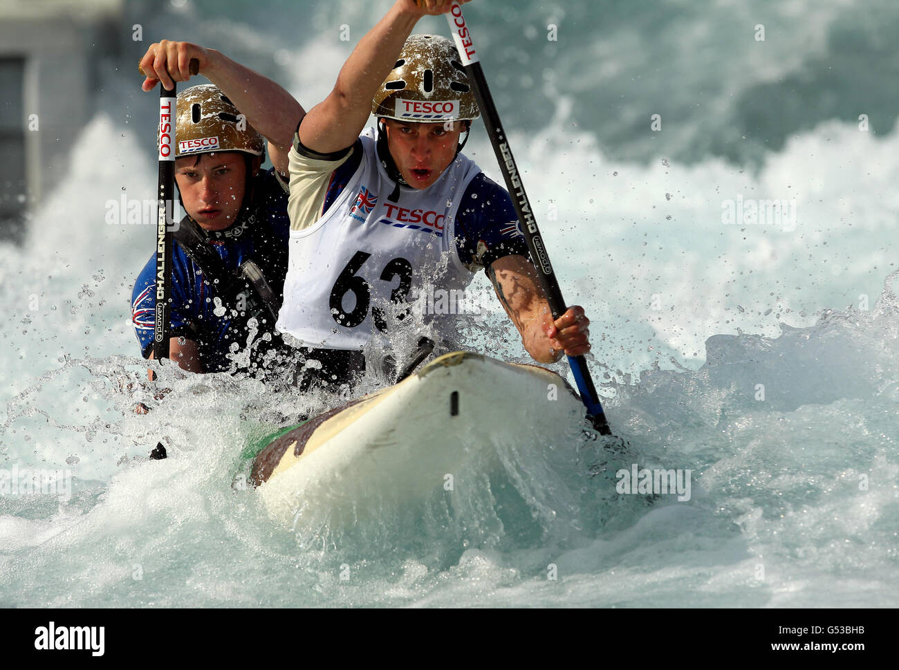 Adam Burgess (a destra) e Gregg Pitt della Gran Bretagna in azione nel doppio evento maschile in canoa durante il primo giorno del Tesco Canoe Slalom 2012 Selection Trials presso il Lee Valley White Water Center, Waltham Cross. Foto Stock