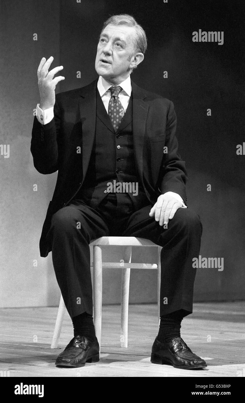Attore Alec Guinness in una prova per il nuovo gioco di Alan Bennett 'Habeus Corpus' al Lyric Theatre di Londra, in cui interpreta Arthur Wickstead. Foto Stock