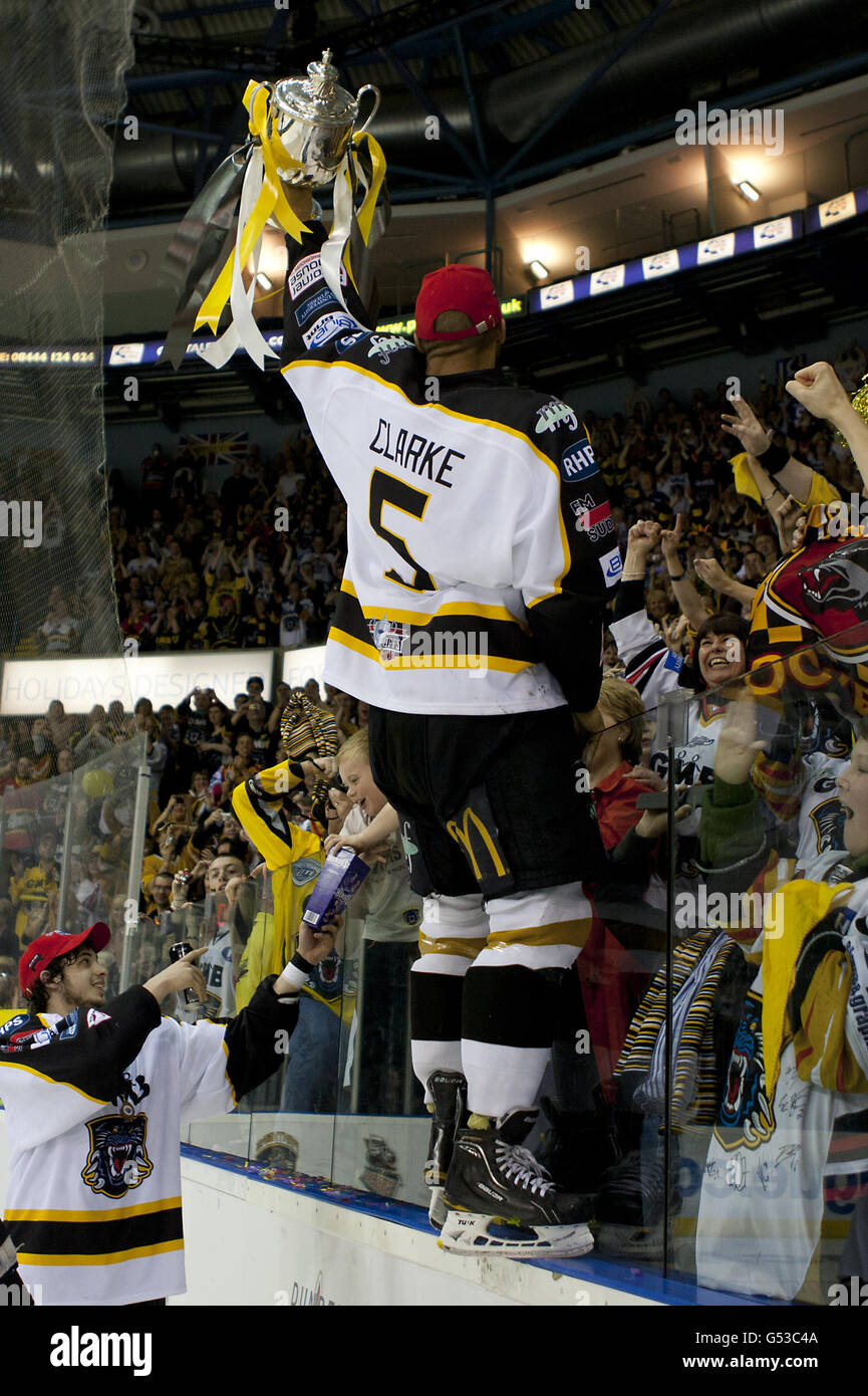 Nottingham Panthers David Clarke festeggia con il Play Off Trophy Foto Stock