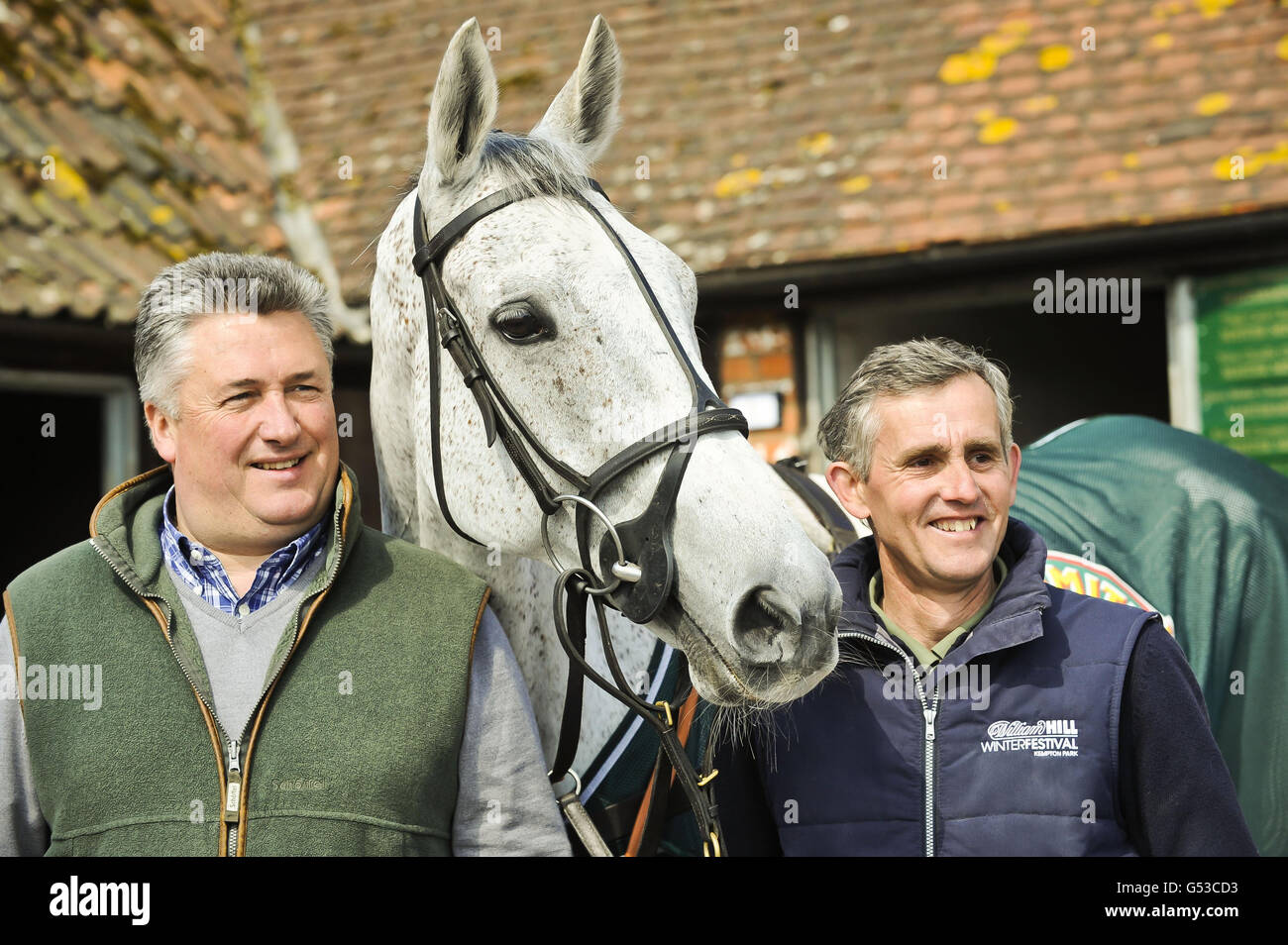 Il vincitore del Grand National Neptune Collonges con l'allenatore Paul Nicholls (a sinistra), e il capo Lad Clifford Baker durante la parata di vittoria al Paul Nicholls Manor Farm Stables a Ditcheat. Foto Stock