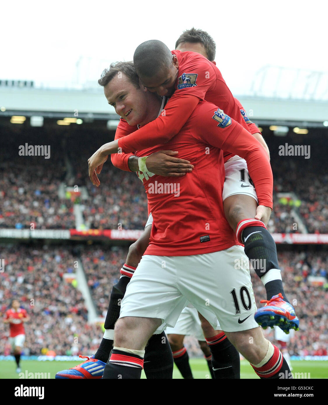 Wayne Rooney di Manchester United celebra il punteggio contro Aston Villa con Ashley Young durante la partita Barclays Premier League a Old Trafford, Manchester. Foto Stock