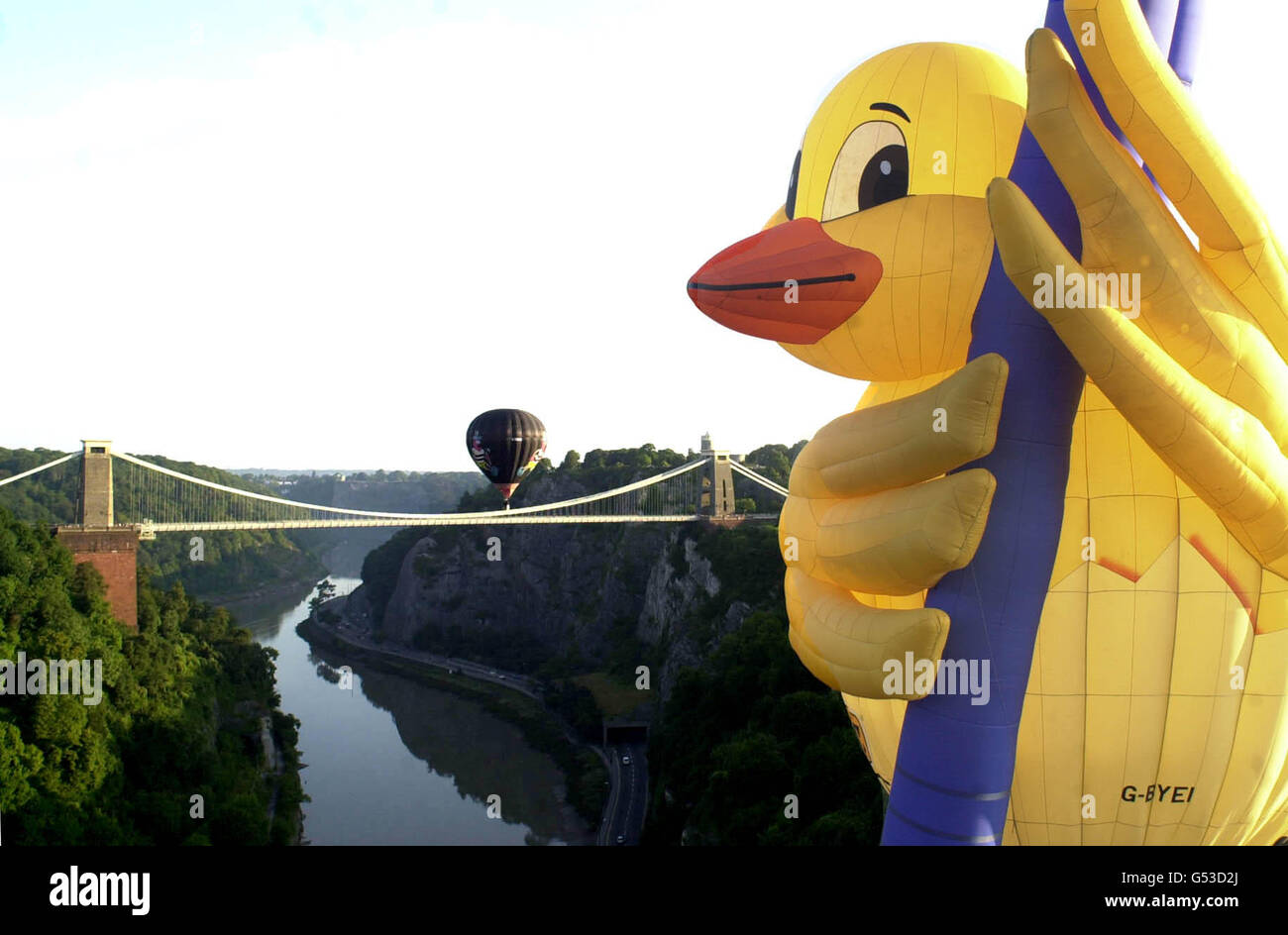 I palloncini galleggiano sul Ponte sospeso Clifton a Bristol durante la Fiesta Internazionale della mongolfiera. Un totale di 132 palloncini sono decesi in 55 minuti l'uno dall'altro presso il sito fiesta, stabilendo un nuovo record europeo. Foto Stock