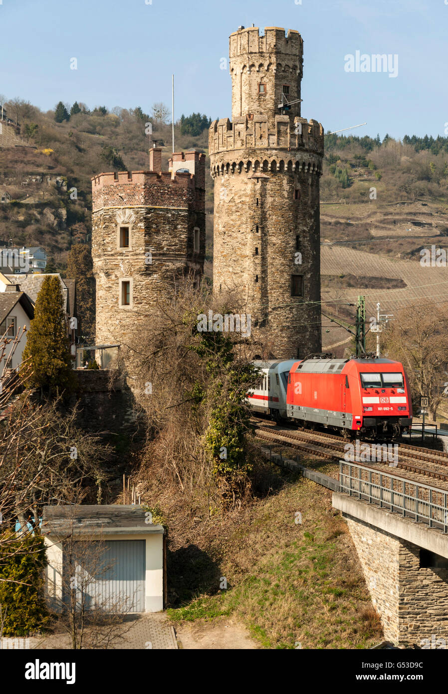 Treno Intercity passando le fortificazioni medievali a Oberwesel, Valle del Reno superiore e centrale, Patrimonio Mondiale dell UNESCO Foto Stock