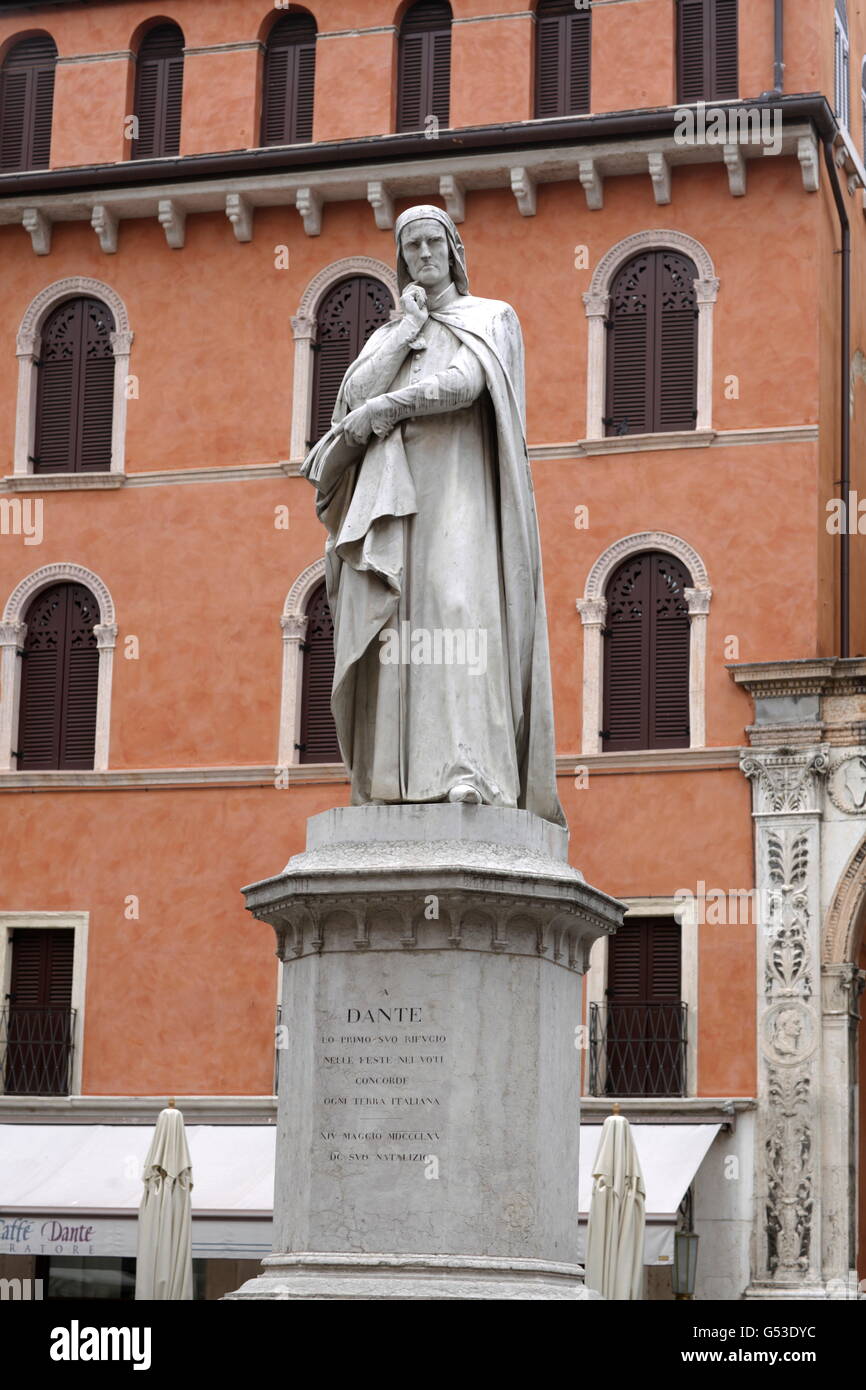 Dante Alighieri monumento sulla Piazza Piazza dei Signori, Verona, Veneto, Italia, Europa Foto Stock