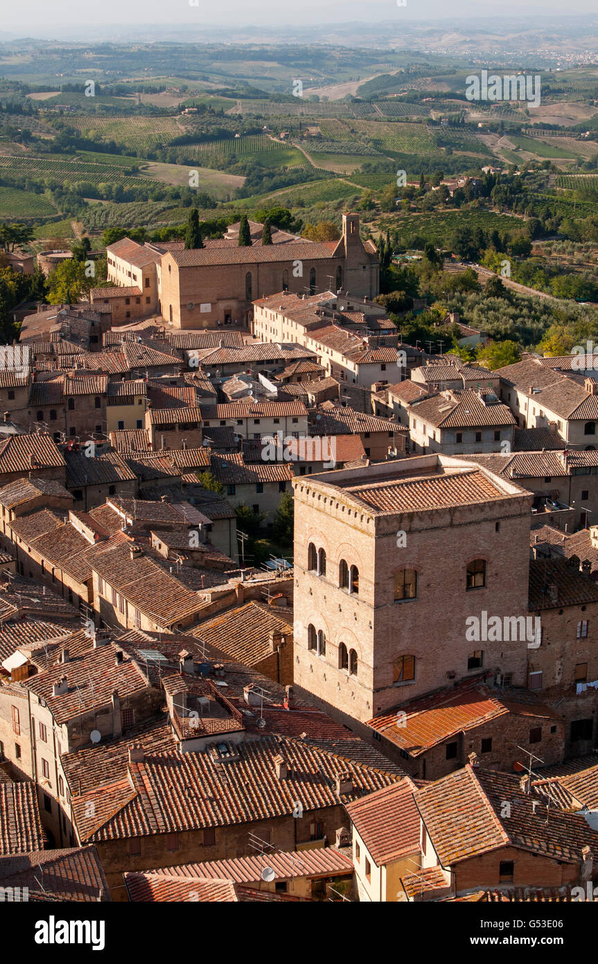 San Gimignano con Chiesa di Sant'Agostino, chiesa di Sant'Agostino, come si vede dalla Torre Grossa torre, Toscana, Italia Foto Stock